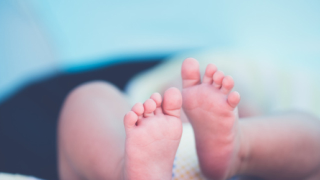 Babysitter brucia le natiche della bimba di 2 anni per punirla, piccola muore per le ferite.