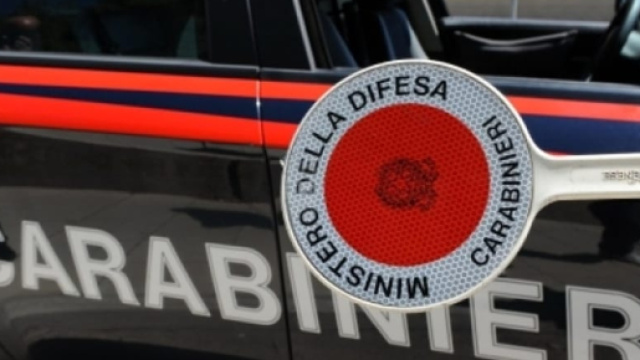 Brindisi, colto da gelosia prende a cinghiate la moglie: 49enne allontanato da casa