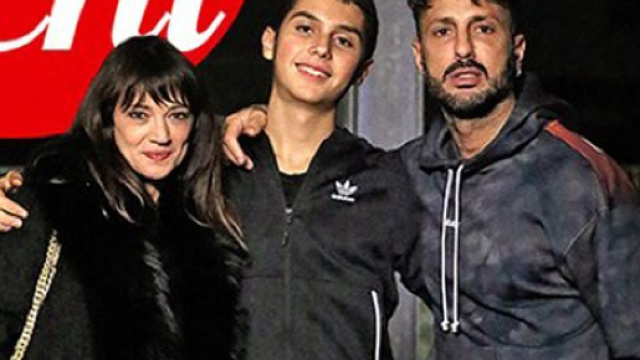 Gossip: Fabrizio Corona presenta il figlio Carlos ad Asia Argento.