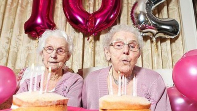 Le gemelle pi&ugrave; longeve d'Inghilterra compiono 102 anni