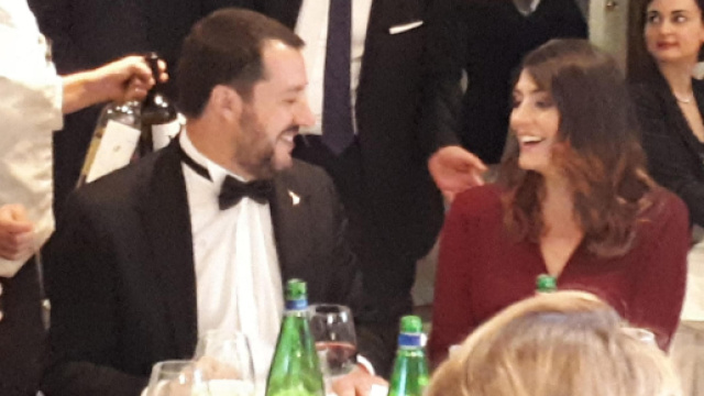 Elisa Isoardi e Matteo Salvini di nuovo insieme allo stesso tavolo, per una cena di gala