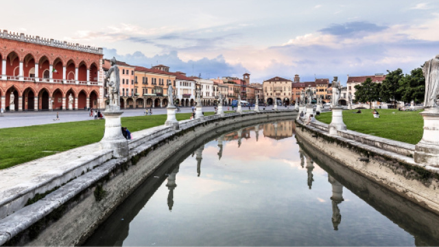 Casting per uno spot pubblicitario e per uno spettacolo teatrale.