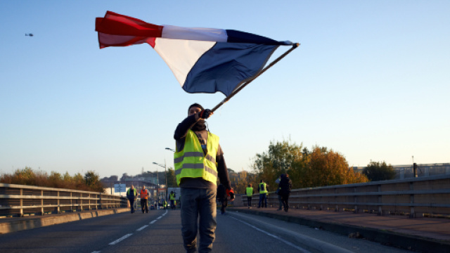 Des gilets jaunes fran&ccedil;ais, de France, avec le drapeau.