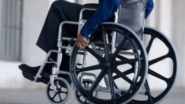 Pisa, insultano il compagno disabile, lo filmano e pubblicano il tutto su Facebook