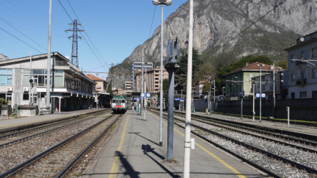Lecco, 16enne scappa di casa e con due complici rapina coetaneo: arrestato