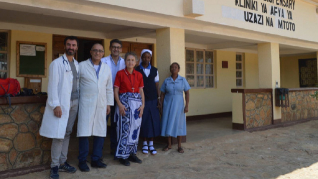 Medici italiani in Tanzania: Giovanni Ruvolo, Paride Giannantoni e Andrea Farinaccio con suor Marianna Ferri a Ipogolo