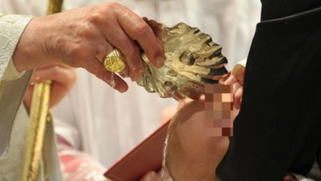 Sardegna, prete impedisce a ragazza di fare da madrina perch&eacute; omosessuale