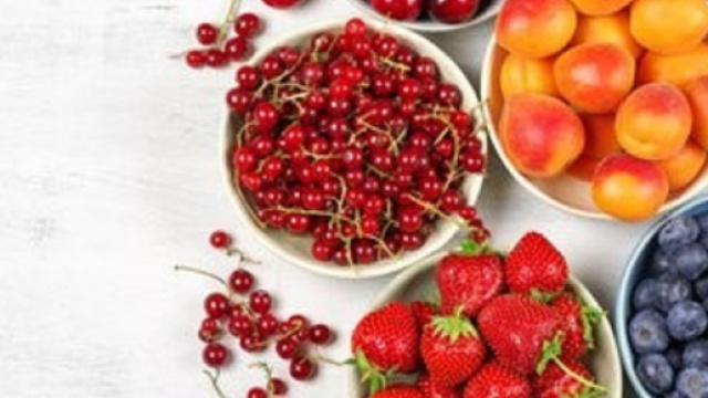 Una dieta ricca di frutta potrebbe ridurre l'et&agrave; d'insorgenza della malattia di Alzheimer nelle persone a rischio.