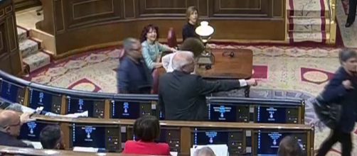 Momento en el que Jordi Salvador (ERC) habr&iacute;a escupido a Borrell. / YouTube