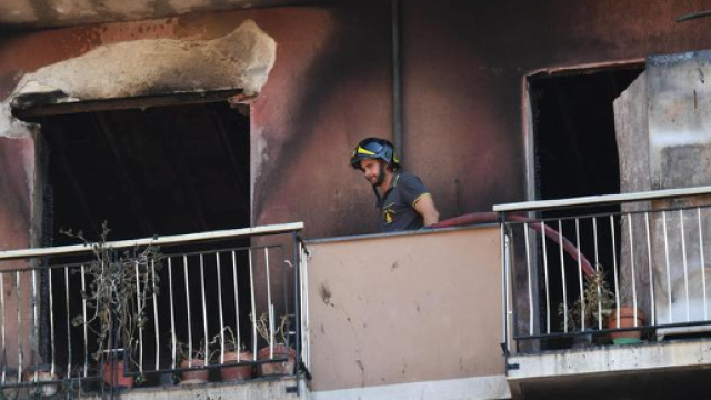 D&agrave; fuoco alla propria casa, il figlio muore all'interno.