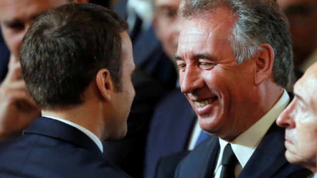 Fran&ccedil;ois Bayrou alerte Emmanuel Macron sur la mont&eacute;e des tensions