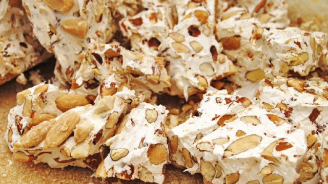 Le fasi di preparazione dei torroncini di Natale.