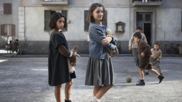 Lila (a sinistra) e Len&ugrave; (a destra), le protagoniste della prima puntata de L'Amica geniale