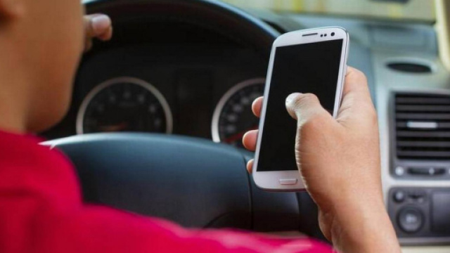 M5S, proposta di legge che vieta smartphone con auricolari alla guida.