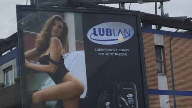 Milano, pubblicit&agrave; rimosse: volgari e allusive.