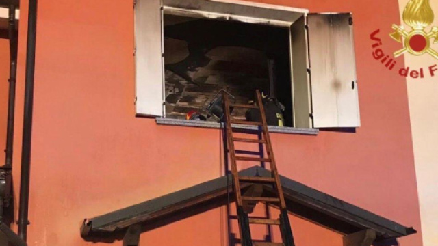 Padre d&agrave; fuoco alla casa di famiglia: nell'incendio muore il figlio di 11 anni.