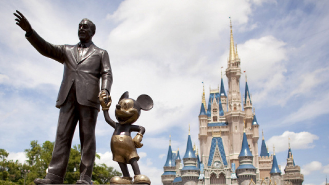 Le c&eacute;l&egrave;bre Mickey main dans la main avec son producteur Walter Elias Disney