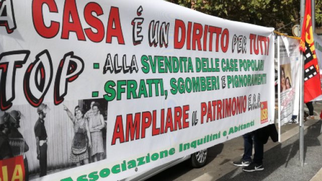 Milano, volantini per impedire gli sgomberi: 'Lanciate lavatrici sugli agenti'