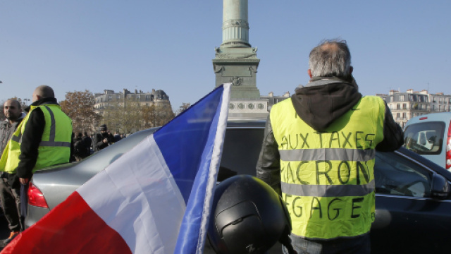 Parigi nel caos, scontri tra i Gillet gialli e la Polizia sugli Champees D'Elysees: 1 morto e 5 feriti gravi