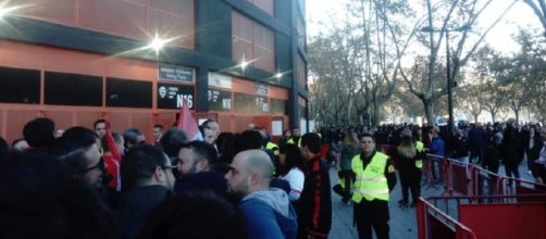 Momento en el que retienen a los rayistas por motivo de las banderas (Imagen propia)