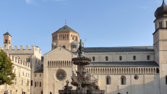 Trento: guardie armate davanti alla chiesa per proteggere i fedeli