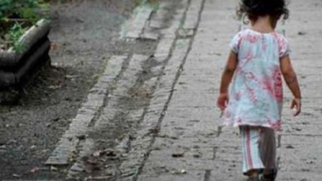 A 6 anni si sveglia sola in casa e scende in strada di notte: il pap&agrave; era andato dall'amante - Il Mattino