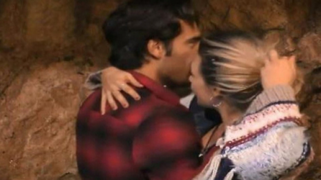 GFVip 3, Stefano e Benedetta coccole nelle notte: le urla fuori dalla casa bloccano tutto