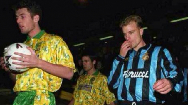 L'ingresso in campo di Norwich ed Inter nella sfida di Coppa Uefa del 1993: sar&agrave; la prima vittoria nerazzurra in casa di una squadra inglese