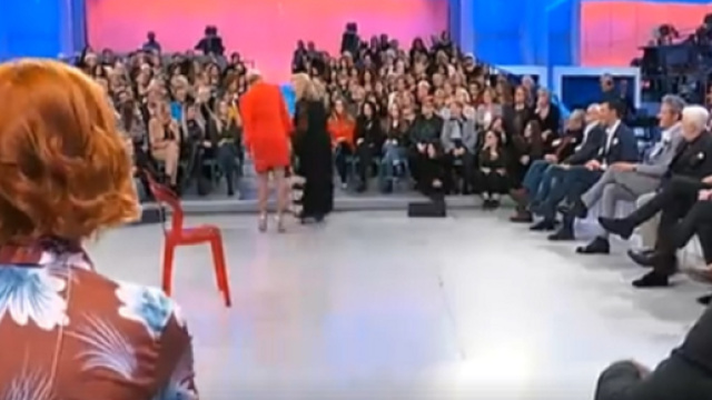 Uomini e Donne, Tina alza il vestito a Gemma