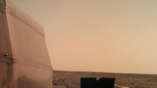 Una foto su Twitter da Marte: il selfie del lander Insight.