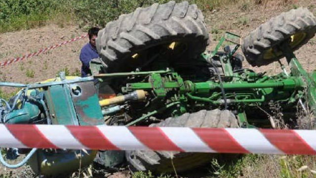 Calabria, travolto e ucciso da un trattore. (foto di repertorio)