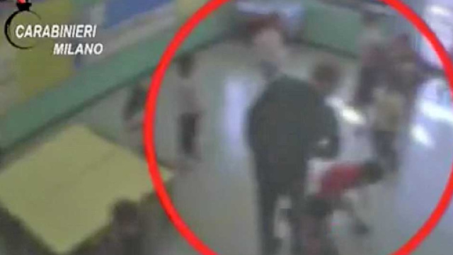 Bimbi presi a schiaffi e spinte, maestro in manette