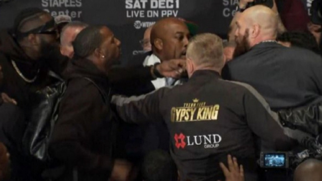 La fase pi&ugrave; 'calda' della conferenza stampa per presentare il Mondiale dei pesi massimi tra Wilder e Fury