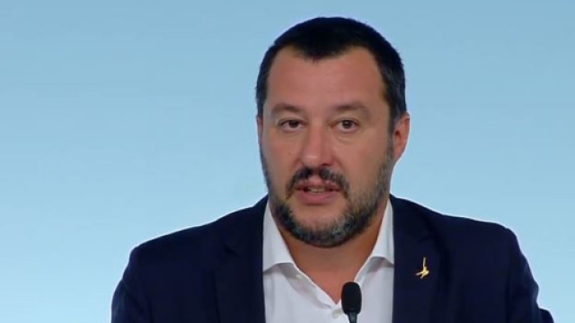 Matteo Salvini difende a spada tratta il decreto sicurezza
