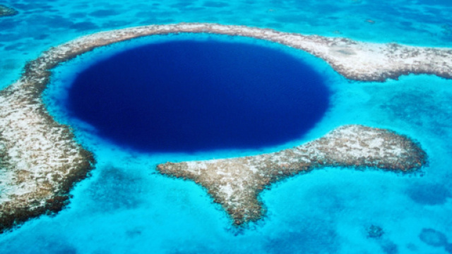 Richard Branson, numero 1 di Virgin, pronto a partire per un'esplorazione del Great Blu Hole in sottomarino.