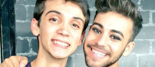 OT: Agoney responde a un seguidor que censur&oacute; su forma de maquillarse
