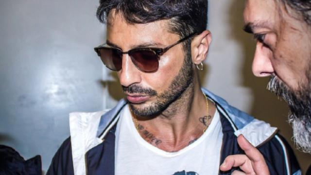 Gossip, Fabrizio Corona nei guai: lite con un paparazzo, nel centro di Milano.