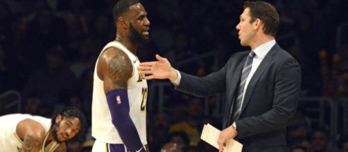 LeBron James ignoring Luke Walton's playcalls, running his own game. image - thesportsdaily.com