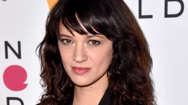 Asia Argento sui social coperta solo dal calco di una statua