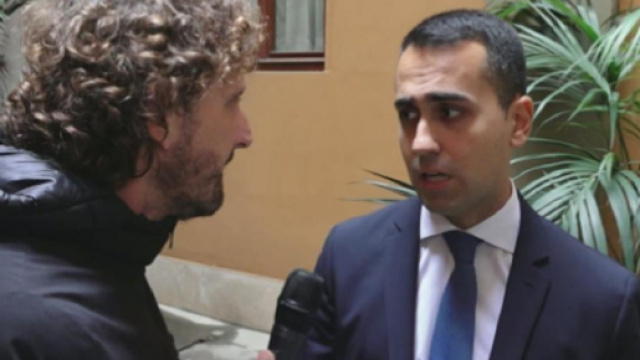 Il giornalista Filippo Roma, inviato de Le Iene, durante un'intervista al ministro del Lavoro Luigi Di Maio.