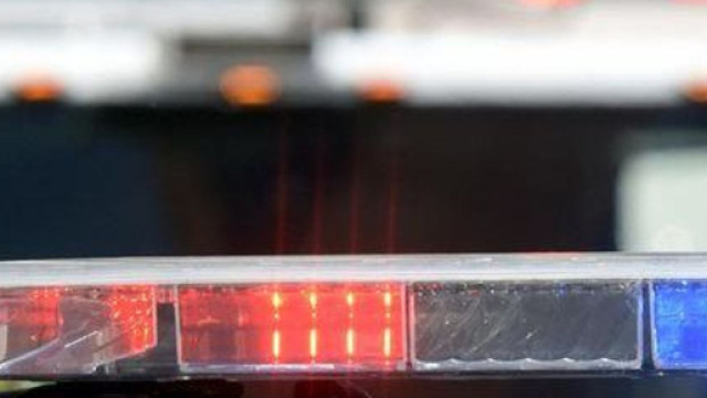 Usa, guida per oltre tre chilometri col figlio sul cofano della macchina.