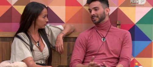 Aurah castiga a Suso aacerc&aacute;ndose a Miriam