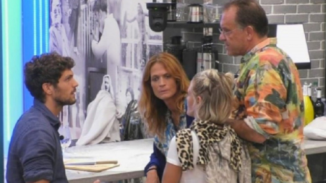 Alessandro Cecchi Paone ritiene che Elia non sia realmente interessato a Jane Alexander.