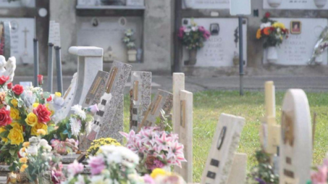 Il cimitero di Brugherio &egrave; al centro di un caso politico: le nuove tombe sono piccole e le bare da collocarvi non passano se non inclinate.