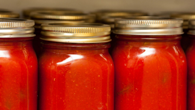 Passata di pomodoro con data di scadenza contraffatta: di cosa si tratta