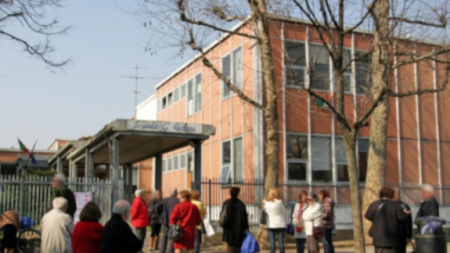 Saronno madre sputa in faccia alla maestra