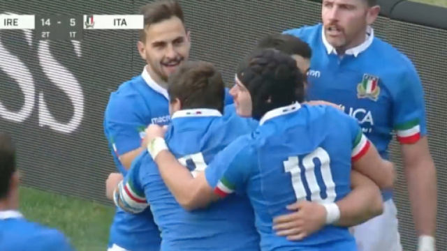 Azzurri festeggiano la meta contro l'Irlanda