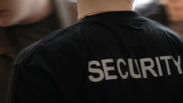 <<Mi ha toccato il sedere>>: 22enne americana strangola il buttafuori, ma &egrave; stata l'amica