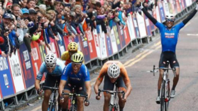 Davide Cimolai esulta per la vittoria di Matteo Trentin agli Europei