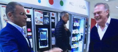 Jorge Javier V&aacute;zquez y Pedro Piqueras, en los pasillos de Telecinco. / TWITTER